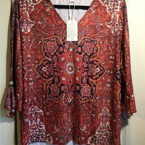 Print 3/4 sleeve v-neck top.